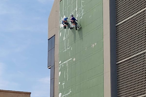 Funcionários executando serviço na fachada 3